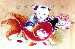 بچه چینی که یک ماهی قرمز سرخ چینی را بغل کرده و در آغوش گرفته است و گل نیلوفر آبی لوتوس نقاشی آبرنگ چین مینیاتور نگارگری 